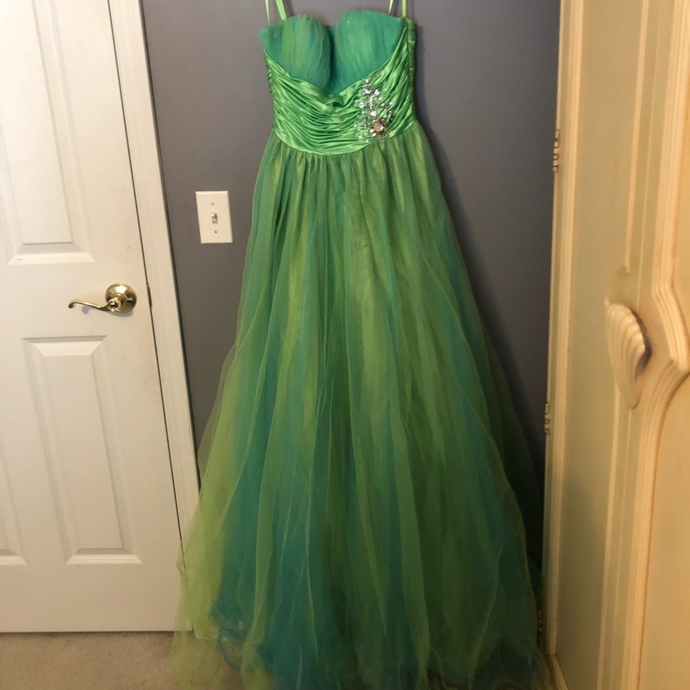 Beautiful green prom/quince dress!